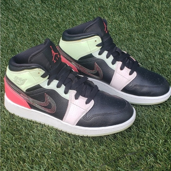 Jordan 1 Mid in great condition. Outsoles glow in dark. Size 5.5Y/7 in women’s. - Picture 3 of 6